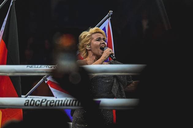 Sängerin bei der Eröffnung der Ringside Zone – Night of the Heavyweights in der SAP Arena Ringside, 15.05.2026, Mannheim, SAP Arena