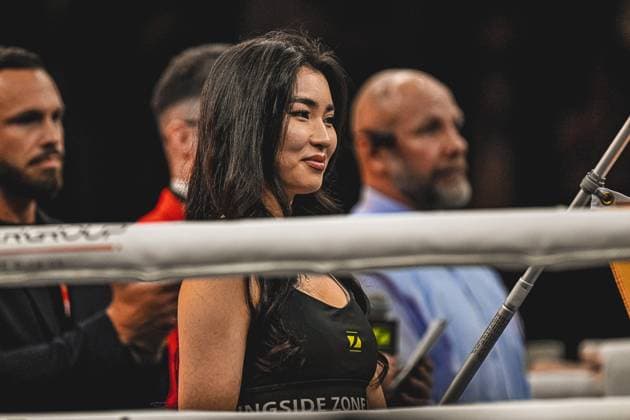 Florian Winter (157; VIP) präsentiert den Kampf in der SAP Arena bei der Ringside Zone – Night of the Heavyweights Ringside, 15.05.2026, Mannheim, SAP Arena