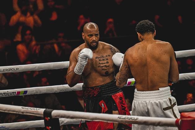Emanuel Odiase und Nick Webb im intensiven Schlagabtausch im Ring der SAP Arena Ringside, 15.05.2026, Mannheim, SAP Arena