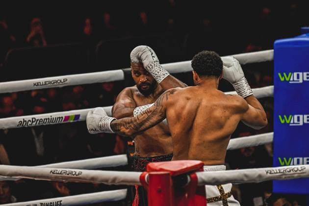 Emanuel Odiase und Nick Webb liefern sich einen intensiven Schlagabtausch im Ring der SAP Arena Mannheim beim Ringside-Event Night of the Heavyweights am 15.05.2026. Der Kampf zeigt beide Boxer in voller Aktion mit Deckung und Angriffsposition. Ringside, 15.05.2026, Mannheim, SAP Arena