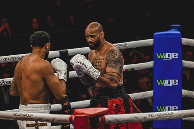 Intensiver Schlagabtausch zwischen Nick Webb und Emanuel Odiase ( 903, VIP) im Boxring der SAP Arena Mannheim. Das Duell der Ringside Zone – Night of the Heavyweights am 15.05.2026 zeigt Webb in Angriffsposition mit Boxhandschuhen in Deckung. Ringside, 15.05.2026, Mannheim, SAP Arena