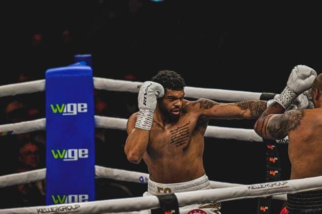 Boxen bei der Ringside Night of the Heavyweights am 15.05.2026 in der SAP Arena Mannheim: Emanuel Odiase ( 903, VIP) liefert sich einen intensiven Schlagabtausch mit Nick Webb im Ring. Der Boxer zeigt offensive Bewegungen mit gehobenen Handschuhen in klassischer Kampfposition. Ringside, 15.05.2026, Mannheim, SAP Arena