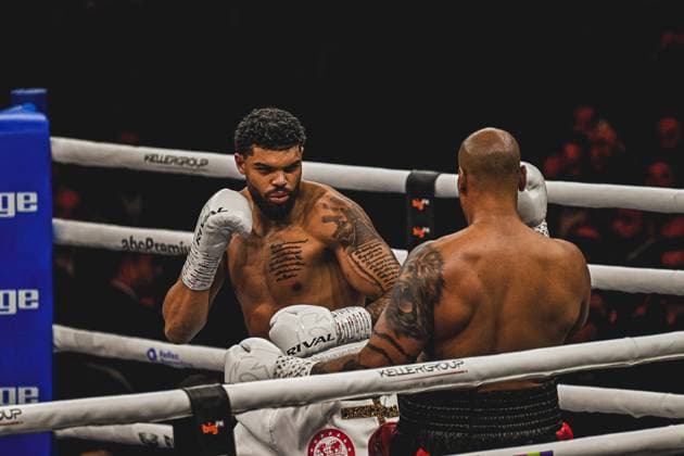 Emanuel Odiase und Nick Webb liefern sich einen intensiven Schlagabtausch im Ring der SAP Arena Mannheim beim Event Ringside Zone - Night of the Heavyweights am 15. Mai 2026. Beide Boxer im Schwergewicht kämpfen mit konzentrierten Blicken und defensiven Bewegungen. Ringside, 15.05.2026, Mannheim, SAP Arena