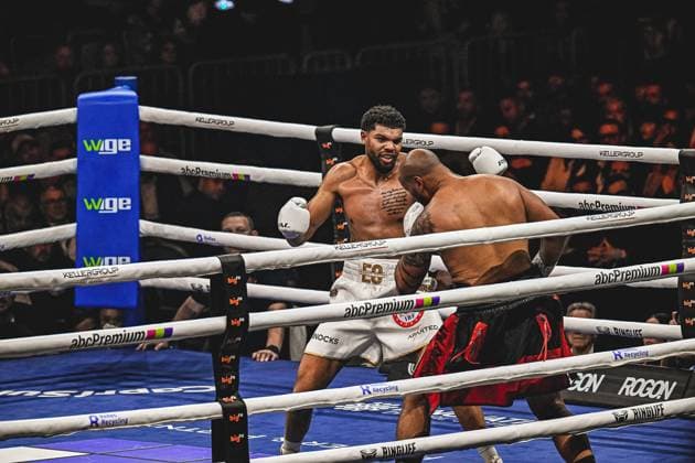 Intensiver Schwergewichtskampf zwischen Emanuel Odiase ( 903, VIP) und Nick Webb bei der Ringside Zone Night of the Heavyweights am 15.05.2026 in der SAP Arena Mannheim. Odiase in weißer Ausrüstung und schwarzem Oberteil im Ringgeschehen, beide Boxer im aktiven Nahkampf. Ringside, 15.05.2026, Mannheim, SAP Arena