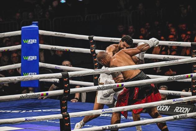 Spannender Schlagabtausch im Boxring der SAP Arena mit Emanuel Odiase (903; VIP) im Vordergrund Ringside, 15.05.2026, Mannheim, SAP Arena