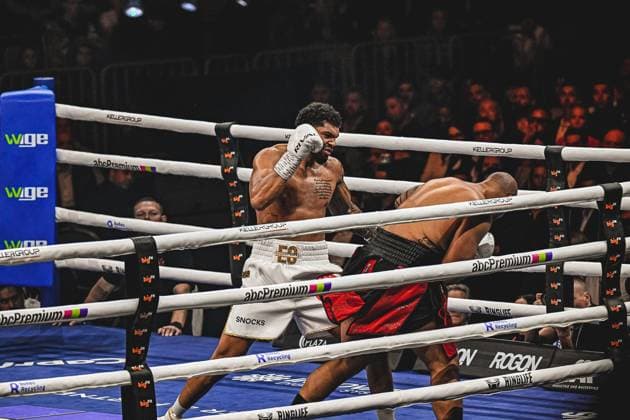 Emanuel Odiase (903; VIP) setzt im Ring der SAP Arena einen kraftvollen Schlag gegen seinen Gegner. Ringside, 15.05.2026, Mannheim, SAP Arena