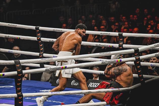 Emanuel Odiase ( 903, Ringside Zone) und Nick Webb liefern sich einen intensiven Schwergewichtskampf bei der Ringside Zone – Night of the Heavyweights am 15.05.2026 in der SAP Arena Mannheim. Odiase setzt mit kraftvollen Angriffsaktionen im Ring gegen seinen Gegner an. Ringside, 15.05.2026, Mannheim, SAP Arena