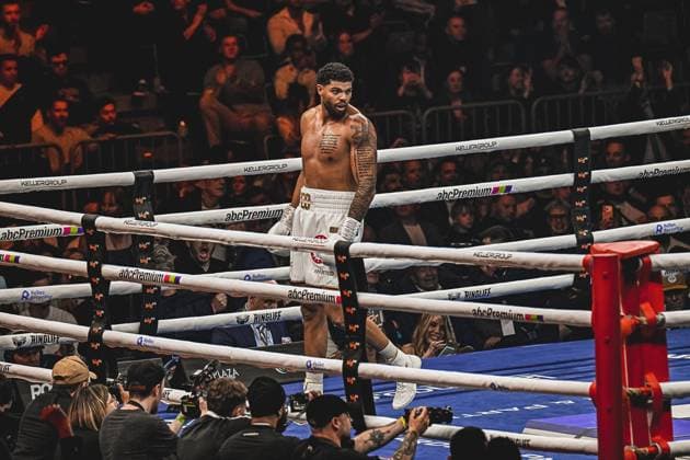 Emanuel Odiase (903; VIP) im Ring während des Kampfes in der SAP Arena, umgeben von jubelndem Publikum und Fotografen. Ringside, 15.05.2026, Mannheim, SAP Arena