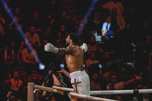 Emanuel Odiase ( 903, VIP) feiert seinen Boxsieg mit ausgebreiteten Armen im Ring während der Ringside Night of the Heavyweights am 15.05.2026 in der SAP Arena Mannheim. Der Boxer im weißen Hose mit Kreuzmotiv präsentiert sich dem enthusiastischen Publikum. Ringside, 15.05.2026, Mannheim, SAP Arena