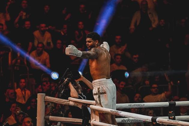 Emanuel Odiase ( 903, VIP) präsentiert eine offensive Boxbewegung im Ring während der Ringside Zone – Night of the Heavyweights am 15.05.2026 in der SAP Arena Mannheim. Der Boxer im Schwergewicht trägt weiße Boxhandschuhe und weiße Hose mit Glitzerdetails, während die Zuschauer im Hintergrund das Event verfolgen. Ringside, 15.05.2026, Mannheim, SAP Arena