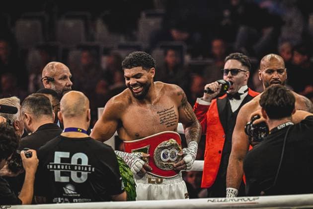 Emanuel Odiase präsentiert stolz seinen Gürtel nach erfolgreichem Kampf in der SAP Arena Mannheim. Der Profiboxer in der Schwergewichtsklasse freut sich sichtbar über seinen Sieg bei der Ringside Night of the Heavyweights am 15. Mai 2026. Ringside, 15.05.2026, Mannheim, SAP Arena