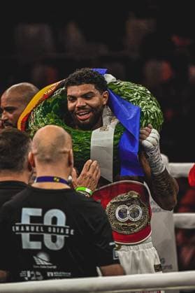 Emanuel Odiase (903; VIP) feiert den Sieg mit dem Championship-Gürtel in der SAP Arena nach einem packenden Schwergewichtsduell. Ringside, 15.05.2026, Mannheim, SAP Arena