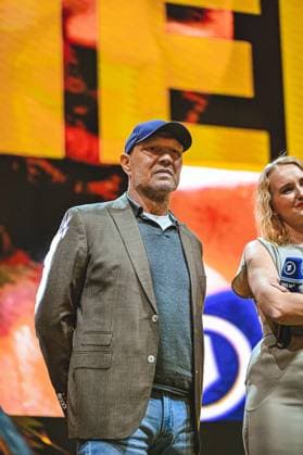 Axel Schulz erscheint als prominenter Gast bei der Ringside Zone Boxveranstaltung am 15.05.2026 in der SAP Arena Mannheim. Der ehemalige Profiboxer beobachtet die Night of the Heavyweights-Events ringside in legerer Kleidung mit blauer Kappe. Ringside, 15.05.2026, Mannheim, SAP Arena