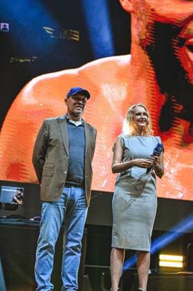 Axel Schulz präsentiert als Moderator die Ringside Zone Night of the Heavyweights am 15.05.2026 in der SAP Arena Mannheim. Der ehemalige Profiboxer steht gemeinsam mit einer Co-Moderatorin auf der Bühne und begrüßt die Gäste zur Boxveranstaltung mit hochklassigen Kämpfern im Schwergewicht und darüber. Ringside, 15.05.2026, Mannheim, SAP Arena