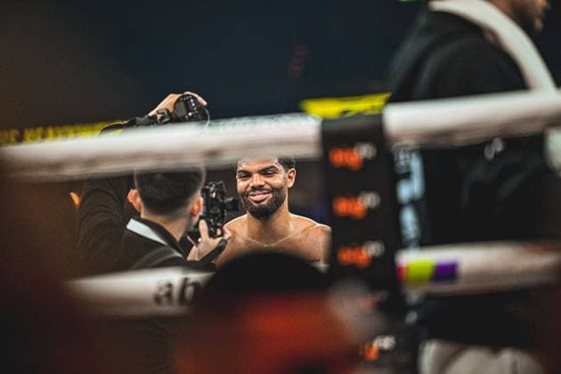 Emanuel Odiase feiert seinen Sieg in der SAP Arena Mannheim bei Ringside - Night of the Heavyweights am 15.05.2026. Der Boxer steht im Ring und wird von Medienvertretern dokumentiert, während er seinen Triumph genießt. Ringside, 15.05.2026, Mannheim, SAP Arena