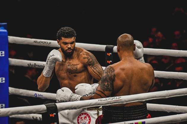 Emanuel Odiase (903; VIP) im intensiven Schlagabtausch im Boxring der SAP Arena Ringside, 15.05.2026, Mannheim, SAP Arena
