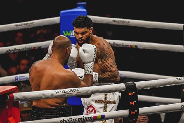 Boxkampf der Ringside Zone - Night of the Heavyweights am 15.05.2026 in der SAP Arena Mannheim. Emanuel Odiase ( 903, VIP) und Nick Webb liefern sich einen intensiven Schlagabtausch im Ring. Der Kampf zeigt klassische Boxtaktik mit defensiven Elementen und aggressivem Angriffsspiel beider Kontrahenten. Ringside, 15.05.2026, Mannheim, SAP Arena