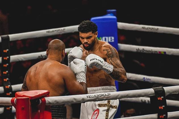 Emanuel Odiase ( 903, VIP) und Nick Webb liefern sich einen intensiven Schlagabtausch im Ring. Der Kampf fand am 15.05.2026 im Rahmen der Ringside-Veranstaltung Night of the Heavyweights in der SAP Arena Mannheim statt und zeigte hochklassiges Schwergewichtsboxen. Ringside, 15.05.2026, Mannheim, SAP Arena