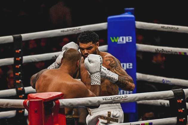 Emanuel Odiase ( 903, VIP) und Nick Webb liefern sich einen intensiven Schlagabtausch im Boxring der SAP Arena Mannheim. Das Schwergewichts-Duell fand am 15.05.2026 im Rahmen der Ringside Night of the Heavyweights statt und zeigte beide Boxer in enger Auseinandersetzung. Ringside, 15.05.2026, Mannheim, SAP Arena