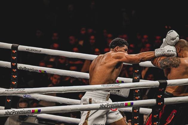 Emanuel Odiase und Nick Webb liefern sich einen intensiven Schlagabtausch im Ring der SAP Arena Mannheim beim Ringside-Event vom 15.05.2026. Die beiden Schwergewichtler zeigen aggressive Kampfführung mit präzisen Angriffen in dieser hochkarätigen Boxbegegnung der Night of the Heavyweights. Ringside, 15.05.2026, Mannheim, SAP Arena