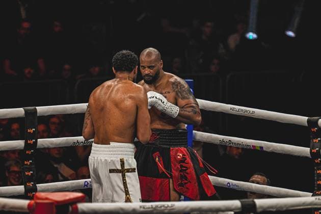 Intensiver Schwergewichtskampf beim Ringside-Event Night of the Heavyweights am 15.05.2026 in der SAP Arena Mannheim. Emanuel Odiase ( 903, VIP) und Nick Webb liefern sich einen harten Schlagabtausch im Boxring mit voller Konzentration und Athletik. Ringside, 15.05.2026, Mannheim, SAP Arena