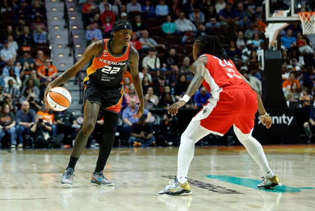 UNCASVILLE, CT - MAY 15: Saniya Rivers 22 of the Connecticut Sun defended by Jewell Loyd 24 of the Las Vegas Aces during the WNBA, Basketball Damen, USA game between Las Vegas Aces and Connecticut Sun on May 15, 2026, at Mohegan Sun Arena in Uncasville, CT. (Photo by M. Anthony Nesmith Icon Sportswire) WNBA: MAY 15 Las Vegas Aces at Connecticut Sun EDITORIAL USE ONLY Icon26051509