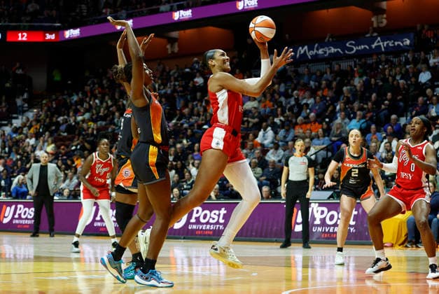 UNCASVILLE, CT - MAY 15: A ja Wilson 22 of the Las Vegas Aces is fouled by Diamond Miller 1 of the Connecticut Sun while driving to the basket during the WNBA, Basketball Damen, USA game between Las Vegas Aces and Connecticut Sun on May 15, 2026, at Mohegan Sun Arena in Uncasville, CT. (Photo by M. Anthony Nesmith Icon Sportswire) WNBA: MAY 15 Las Vegas Aces at Connecticut Sun EDITORIAL USE ONLY Icon26051526