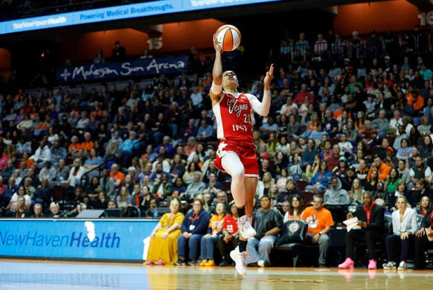 UNCASVILLE, CT - MAY 15: Chennedy Carter 23 of the Las Vegas Aces drives to the basket for a lay up during the WNBA, Basketball Damen, USA game between Las Vegas Aces and Connecticut Sun on May 15, 2026, at Mohegan Sun Arena in Uncasville, CT. (Photo by M. Anthony Nesmith Icon Sportswire) WNBA: MAY 15 Las Vegas Aces at Connecticut Sun EDITORIAL USE ONLY Icon26051536