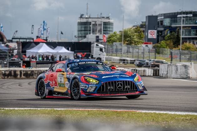 Der Mercedes-AMG GT3 mit der Startnummer 3 des Mercedes-AMG Team Verstappen Racing durchfährt die Boxengasse bzw. den Streckenbereich am Nürburgring. Das Fahrzeug Daniel Juncadella & Jules Gounon & Lucas Auer & Max Verstappen (Mercedes-AMG Team Verstappen Racing) trägt ein markantes blau-rotes Red Bull-Livery mit Spider-Man-Motiv und ist mit Sponsoren wie Gran Turismo, Viaplay, H&R und Sparco beklebt. Im Hintergrund sind die charakteristischen Gebäude des Nürburgrings sowie das AMG-Logo sichtbar. Mercedes-AMG GT3 3 von Verstappen Racing auf dem Nürburgring Copyright: xMichaelxSchäferx