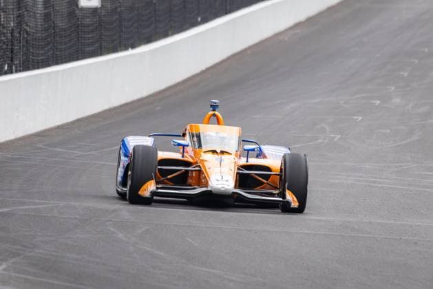 May 15, 2026, Speedway, Indiana, USA: SCOTT DIXON, driver of the No. 9 Honda for Chip Ganassi Racing, drives into Turn 1 during Fast Friday of the 110th Indianapolis 500 at Indianapolis Motor Speedway. IndyCar, Indy Car, IRL, USA 2026: Indy 500 Fast Friday Practice  - ZUMAw173 20260515_zsp_w173_025 Copyright: xLukexWelshx