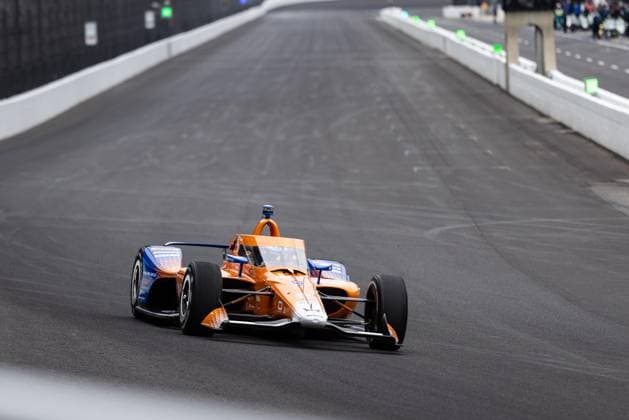 May 15, 2026, Speedway, Indiana, USA: SCOTT DIXON, driver of the No. 9 Honda for Chip Ganassi Racing, drives into Turn 1 during Fast Friday of the 110th Indianapolis 500 at Indianapolis Motor Speedway. IndyCar, Indy Car, IRL, USA 2026: Indy 500 Fast Friday Practice  - ZUMAw173 20260515_zsp_w173_029 Copyright: xLukexWelshx