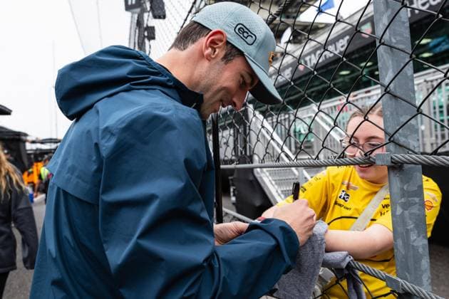 May 15, 2026, Speedway, Indiana, USA: ALEXANDER ROSSI, driver of the No. 20 Chevrolet for Ed Carpenter Racing, signs an autograph for a fan during Fast Friday of the 110th Indianapolis 500 at Indianapolis Motor Speedway. Speedway USA - ZUMAw173 20260515_zsp_w173_055 Copyright: xLukexWelshx