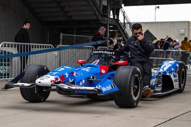 May 15, 2026, Speedway, Indiana, USA: Crew members for GRAHAM RAHAL, driver of the No. 15 Honda for Rahal Letterman Lanigan Racing, take the car through Gasoline Alley during Fast Friday of the 110th Indianapolis 500 at Indianapolis Motor Speedway. Speedway USA - ZUMAw173 20260515_zsp_w173_057 Copyright: xLukexWelshx