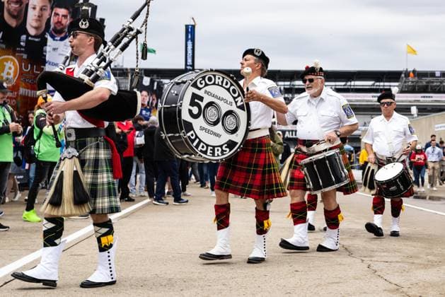May 15, 2026, Speedway, Indiana, USA: The Gordon Pipers march their way through the garages during Fast Friday of the 110th Indianapolis 500 at Indianapolis Motor Speedway. Speedway USA - ZUMAw173 20260515_zsp_w173_059 Copyright: xLukexWelshx