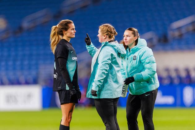 May 15, 2026, Seattle, Washington, USA: NY Gotham FC Forward KATIE LAMPSON ( 28) gets medical check after a header collusion during a NWSL 2026 regular season game between Seattle Reign FC and NY Gotham FC at Lumen Field in Seattle on May 15, 2026. Gotham FC won 2:0. 2026 Soccer: NWSL Seattle Reign 0:2 NY Gotham  - ZUMAw150 20260515_zsp_w150_038 Copyright: xJasonxWangx