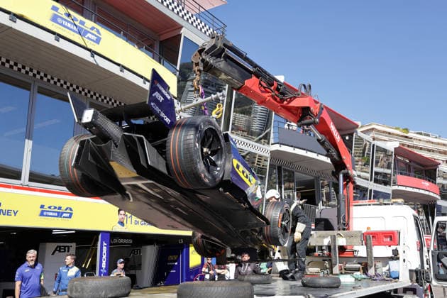 Nach Unfall beschädigter Lola- Yamaha 22 von Zan Maloney wird vom Abschleppwagen abgeladen, Box, FIA Formel E Weltmeisterschaft Saison 12, Monaco E- Prix, MonteCarlo, MC, 16.05.2026,