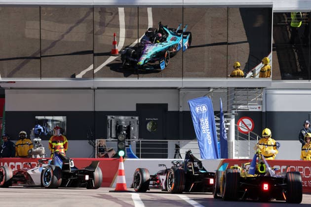 Jean- Eric vergne (FRA) Citroen, Dan Ticktum (GBR) Cupra- Kiro fährt aus der Boxengasse und spiegelt sich im ACM Gebäude, FIA Formel E Weltmeisterschaft Saison 12, Monaco E- Prix, MonteCarlo, MC, 16.05.2026, Automobil Club Monaco