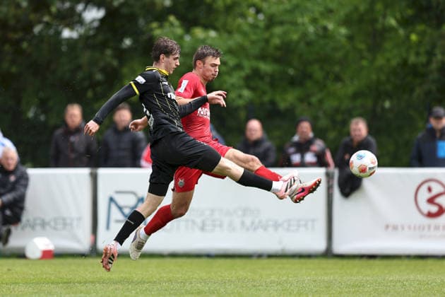 16.05.2026, Herren, Fussball, Saison 2025 2026, Regionalliga Bayern, 34. Spieltag: TSV Aubstadt - SpVgg Bayreuth Lenn Greißinger ( 14, SpVgg Bayreuth) und Max Grimm ( 9, TSV Aubstadt) Sulzfeld Schulstadion Aubstadt (NGN Arena) Bayern Deutschland