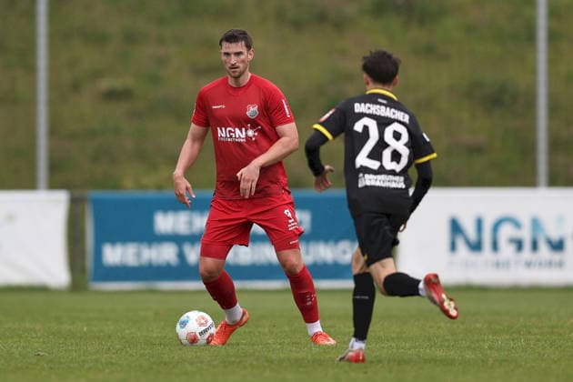 16.05.2026, Herren, Fussball, Saison 2025 2026, Regionalliga Bayern, 34. Spieltag: TSV Aubstadt - SpVgg Bayreuth Tim Hüttl ( 3, TSV Aubstadt) und Fabian Dachsbacher ( 28, SpVgg Bayreuth) Sulzfeld Schulstadion Aubstadt (NGN Arena) Bayern Deutschland