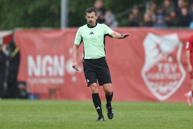 16.05.2026, Herren, Fussball, Saison 2025 2026, Regionalliga Bayern, 34. Spieltag: TSV Aubstadt - SpVgg Bayreuth Schiedsrichter Manuel Steigerwald (TSV Karlburg) in seinem 100. und letzten Regionalliga-Spiel Sulzfeld Schulstadion Aubstadt (NGN Arena) Bayern Deutschland