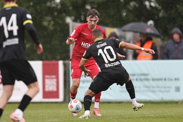 16.05.2026, Herren, Fussball, Saison 2025 2026, Regionalliga Bayern, 34. Spieltag: TSV Aubstadt - SpVgg Bayreuth Pascal Moll ( 20, TSV Aubstadt) und Jann-Christopher George ( 10, SpVgg Bayreuth) Sulzfeld Schulstadion Aubstadt (NGN Arena) Bayern Deutschland