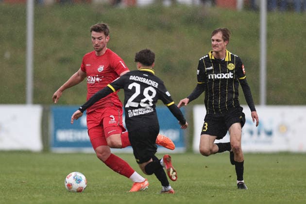 16.05.2026, Herren, Fussball, Saison 2025 2026, Regionalliga Bayern, 34. Spieltag: TSV Aubstadt - SpVgg Bayreuth Tim Hüttl ( 3, TSV Aubstadt) im Duell mit Fabian Dachsbacher ( 28, SpVgg Bayreuth) und Levi Kraus ( 13, SpVgg Bayreuth) Sulzfeld Schulstadion Aubstadt (NGN Arena) Bayern Deutschland