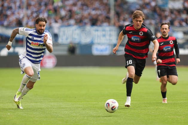 16.05.2026, GER, Fussball, Herren, 3. Liga, Saison 2025 2026, MSV Duisburg - Viktoria Köln Lex Tyger Lobinger (MSV Duisburg) und Tim Kloss (Viktoria Köln) im Kampf um den Ball Duisburg schauinsland-reisen-Arena Nordrhein-Westfalen Deutschland Copyright: xAdrianxSchlüterx