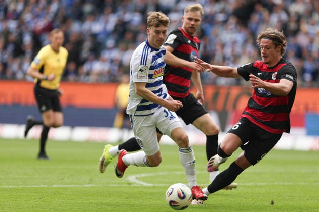 16.05.2026, GER, Fussball, Herren, 3. Liga, Saison 2025 2026, MSV Duisburg - Viktoria Köln Dominik Kother (MSV Duisburg) und Tobias Eisenhuth (Viktoria Köln) im Kampf um den Ball Duisburg schauinsland-reisen-Arena Nordrhein-Westfalen Deutschland Copyright: xAdrianxSchlüterx