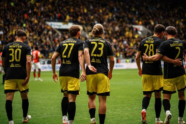 Deutschland: Fußball 3. Liga Männer 2025 - 2026, 38. Spieltag - TSV Alemannia Aachen vs TSV Havelse - Tivoli (Aachen): Tor Lars Gindorf (Alemannia Aachen, 23), Jubel, Emotionen, Freude, Herz, Mika Schroers (Alemannia Aachen, 27) Copyright: xThiemoxRudolphx