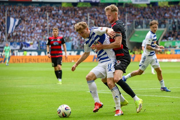 16.05.2026, GER, Fussball, Herren, 3. Liga, Saison 2025 2026, MSV Duisburg - Viktoria Köln Dominik Kother (MSV Duisburg) und Lars Dietz (Viktoria Köln) im Kampf um den Ball Duisburg schauinsland-reisen-Arena Nordrhein-Westfalen Deutschland Copyright: xAdrianxSchlüterx