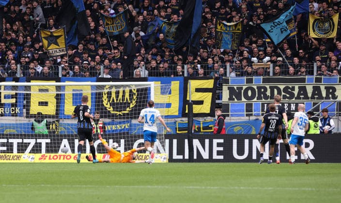 16.05.2026, Fussball, Herren, 3. Liga, Saison 2025 2026, 1. FC Saarbrücken - FC Hansa Rostock, Maximilian Krauß (FC Hansa Rostock) erzielt das Tor zum 0:1, Torschuss zum 0:1 Saarbrücken Ludwigsparkstadion Saarland Deutschland (DEU) Copyright: xFabianxKleerx