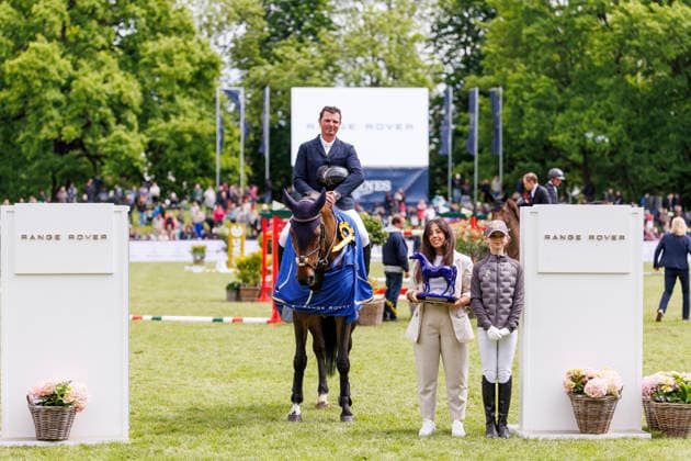 HAMBURG - Al Shira aa 95. Deutsches Spring- und Dressur DERBY 2026, HAMBURG - Al Shira aa 95. Deutsches Spring- und Dressur DERBY 2026 VAN OLST Mike (BEL), Comme Elle Faut Odth Z Siegerehrung Prize giving ceremony Al Shira aa Derby Tour Range Rover presents CSI4* Grand Prix - Int. jumping competition with jump-off (1.50 m) Hamburg, Jenischpark, Derby Park Klein Flottbek 16. May 2026 -