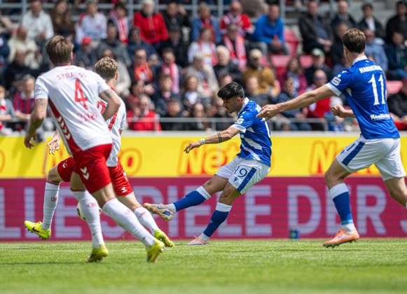 Fussball, Herren, Saison 2025 2026, 3. Liga (38. Spieltag), SSV Jahn Regensburg - FC Energie Cottbus, Jannis Boziaris (Energie Cottbus) erzielt das Tor zum 0:1 gegen Felix Strauss (Regensburg) und Leopold Wurm (Regensburg), 16.05. 2026, Copyright: xSebastianxRäppold MatthiasxKochx