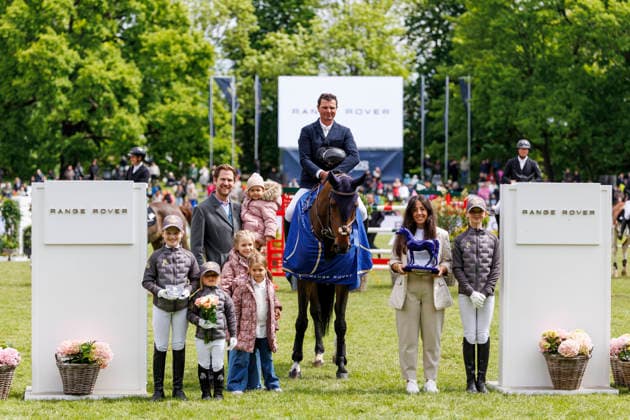 HAMBURG - Al Shira aa 95. Deutsches Spring- und Dressur DERBY 2026, HAMBURG - Al Shira aa 95. Deutsches Spring- und Dressur DERBY 2026 VAN OLST Mike (BEL), Comme Elle Faut Odth Z Siegerehrung Prize giving ceremony Al Shira aa Derby Tour Range Rover presents CSI4* Grand Prix - Int. jumping competition with jump-off (1.50 m) Hamburg, Jenischpark, Derby Park Klein Flottbek 16. May 2026 -